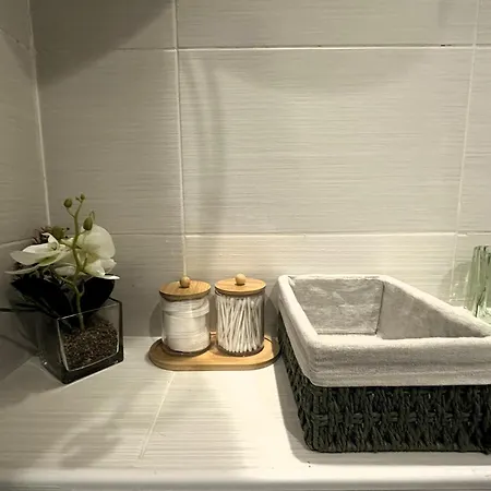 Bright & Comfy For 4 Guests & Free Parking 반스코