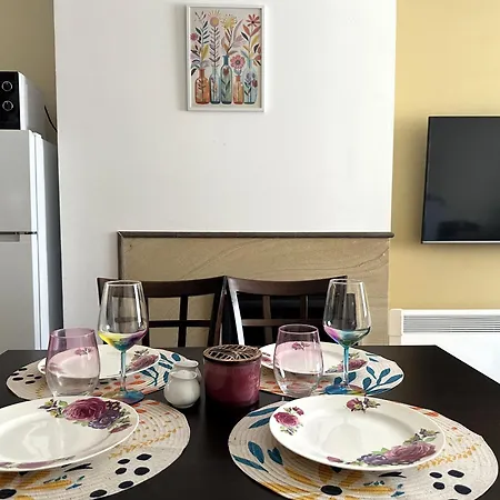 Bright & Comfy For 4 Guests & Free Parking 아파트 반스코