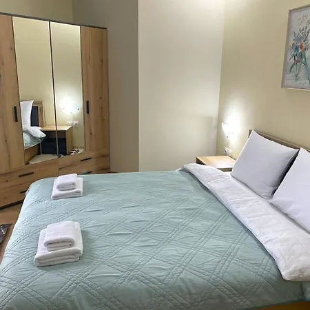 Bright & Comfy For 4 Guests & Free Parking Apartment *